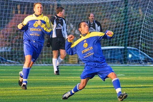 Sebastian Janas jubelt. Nach dem 6:2 im Hinspiel gewann die Spvg Schwerin im Dezember 2003 das Kreisliga-A-Topspiel gegen Victoria Habinghorst mit 3:2.