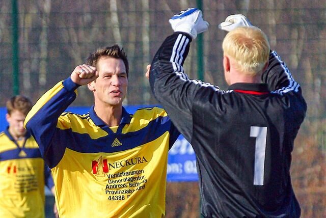 Karsten Gowik und Keeper Michael Tams jubeln. Auf dem Weg zum Bezirksliga-Aufstieg gewann die Spvg Schwerin im Februar 2003 das Derby gegen Wacker Obercastrop deutlich mit 7:1.