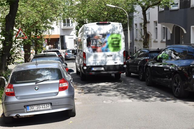 Für den Parkärger in einer Straße des Kaiserstraßenviertels ist eine Lösung gefunden worden. Aber auch an der gibt es Kritik.