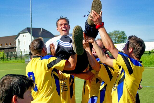 Am 4. Mai 2003 ließen die Spieler des Kreisliga-A-Meisters Spvg Schwerin ihren Trainer Torsten Sengteller hochleben. Sie hatten den VfB Börnig mit 8:0 besiegt und Verfolger Victoria Habinghorst abgeschüttelt.