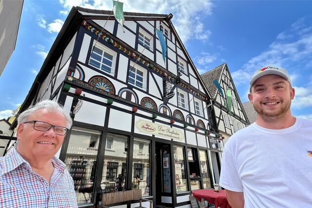 Hausbesitzer Thies Friederichs (l.) und Malermeister Marcel Lange freuen sich über das Bild, das die Massener Straße 24 jetzt wieder aufgefrischt abgibt. Am Tag zuvor hatte der Maler das Gerüst abgebaut. Kurz vor den Unwettern am Donnerstag war er gerade fertig geworden.