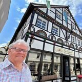 Hausbesitzer Thies Friederichs (l.) und Malermeister Marcel Lange freuen sich über das Bild, das die Massener Straße 24 jetzt wieder aufgefrischt abgibt. Am Tag zuvor hatte der Maler das Gerüst abgebaut. Kurz vor den Unwettern am Donnerstag war er gerade fertig geworden.