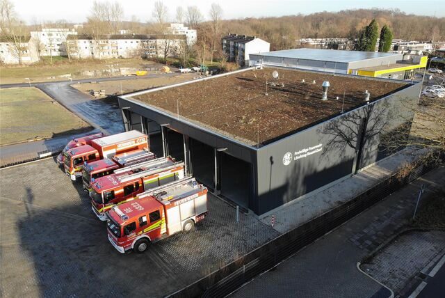 Neubauten wie das Gerätehaus der Feuerwehr Rauxel-Dorf erhalten entweder begrünte Dächer oder Photovoltaik-Anlagen – oder beides.