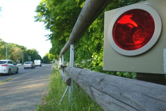 Ein mobiler Blitzer, der am Straßenrand steht.