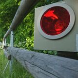 Ein mobiler Blitzer, der am Straßenrand steht.