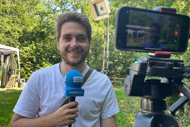 Reporter Julian Preuß steht vor Kamera