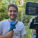 Reporter Julian Preuß steht vor Kamera