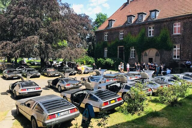 Der ganze Innenhof des Schlosses Bladenhorst voller DeLoreans: Das war ein außergewöhnliches Bild am Samstag (24.6.2023) in einem ältesten Gemäuer von Castrop-Rauxel.
