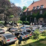 Der ganze Innenhof des Schlosses Bladenhorst voller DeLoreans: Das war ein außergewöhnliches Bild am Samstag (24.6.2023) in einem ältesten Gemäuer von Castrop-Rauxel.