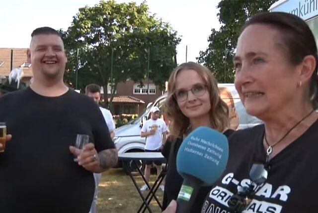 Besucher auf dem Schützenfest in Hullern sprechen ins Mikrofon.