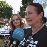 Besucher auf dem Schützenfest in Hullern sprechen ins Mikrofon.