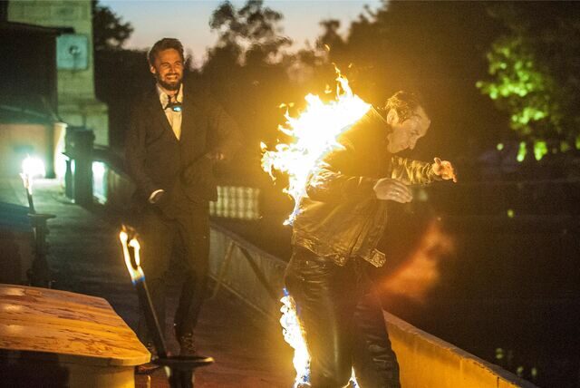 Bei einer Stuntshow anlässlich der Veranstaltung Extraschicht im Schiffshebewerk Henrichenburg in Waltrop steht ein Mann in Flammen. Hinter ihm steht lachend ein zweiter Mann.