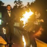Bei einer Stuntshow anlässlich der Veranstaltung Extraschicht im Schiffshebewerk Henrichenburg in Waltrop steht ein Mann in Flammen. Hinter ihm steht lachend ein zweiter Mann.