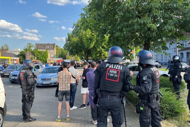 Polizisten halten auf dem K+K-Parkplatz Personen fest, die an der Massenschlägerei im Juni beteiligt waren. Die Spezialeinheit macht die Beweissicherung an der Wartburgstraße.