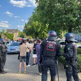 Polizisten halten auf dem K+K-Parkplatz Personen fest, die an der Massenschlägerei im Juni beteiligt waren. Die Spezialeinheit macht die Beweissicherung an der Wartburgstraße.