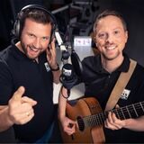 Das Musik-Comedy-Duo „Reis Against The Spülmachine“ mit Gitarre und Mikro.