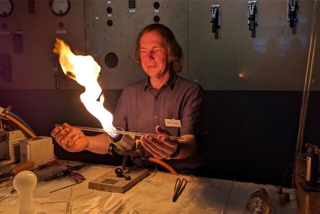 Neonglasbläser Marcus Thielen bei einer Vorführung bei der Extraschicht am 24.6.2023 in Recklinghausen.