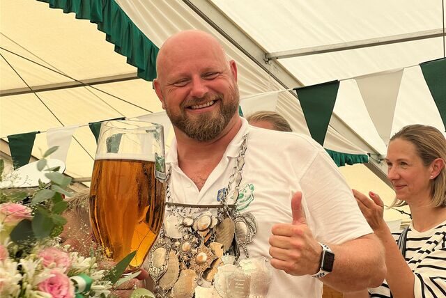 Das große Pils hatte sich Holger Badde nach dem Königsschießen verdient.