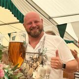 Das große Pils hatte sich Holger Badde nach dem Königsschießen verdient.