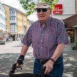 Ein Mann mit einem Rollator auf einer Straße in der Fußgängerzone von Datteln.