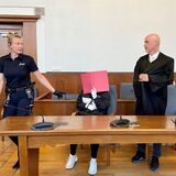 Die Beschuldigte (Mitte) soll sich seit zwei Jahren auffällig verhalten haben. Ganz rechts: Verteidiger Marco Ostmeyer.