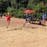 Zwei Jungen springen bei der Sportplatz-Olympiade beim Weitsprung in die Sandgrube.