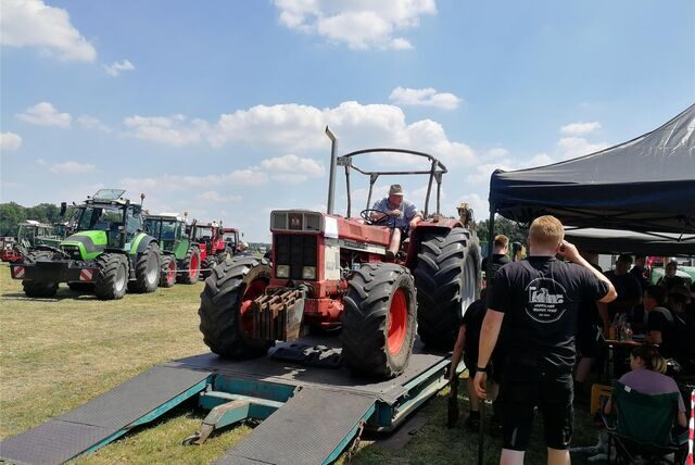 Ein Trecker steht auf einer Waage.