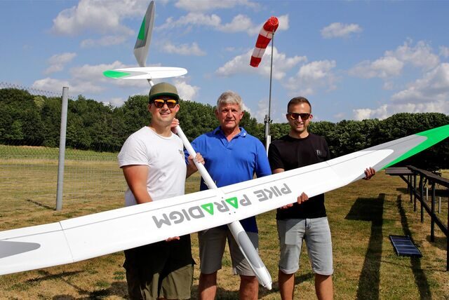 Sind mit dem Modellflug-Virus infiziert, Martin Wortmann (Mitte) und seine Söhne Florian (l.) und Marius.