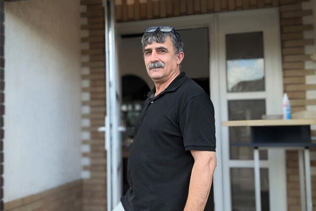 Kenan Coskun steht vor der Eingangstür seines Kebap-Hauses an der Halterner Straße.