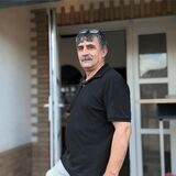 Kenan Coskun steht vor der Eingangstür seines Kebap-Hauses an der Halterner Straße.