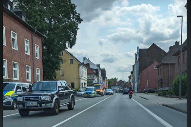 Ein Polizeieinsatz am Montag (26.6.2023) auf der Wartburgstraße. Hier soll es aber keine Zusammenhänge zu den Vorfällen vom 15.6.2023 geben, erklärt die Polizei.
