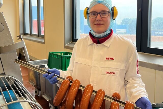 Michelle Grunert aus Dortmund ist Deutschlands beste Nachwuchsfleischerin. Sie arbeitet in der Zentralfleischerei von Rewe Dortmund in Asseln.