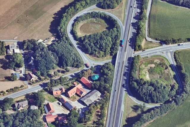 Ein Luftbild zeigt die Autobahnauffahrt zur A 43 in Lavesum.