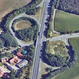 Ein Luftbild zeigt die Autobahnauffahrt zur A 43 in Lavesum.