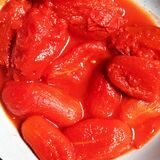 Geschälte Tomaten aus der Dose liegen auf einem Teller