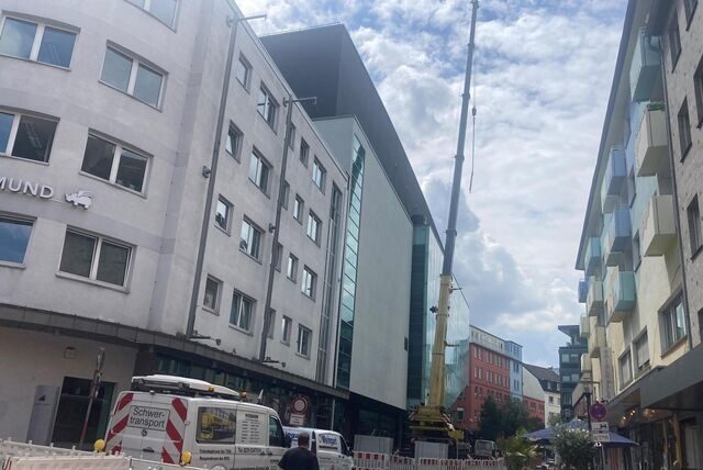 Am Dienstagvormittag wurde der große Mobilkran bereits neben dem Konzerthaus aufgebaut.
