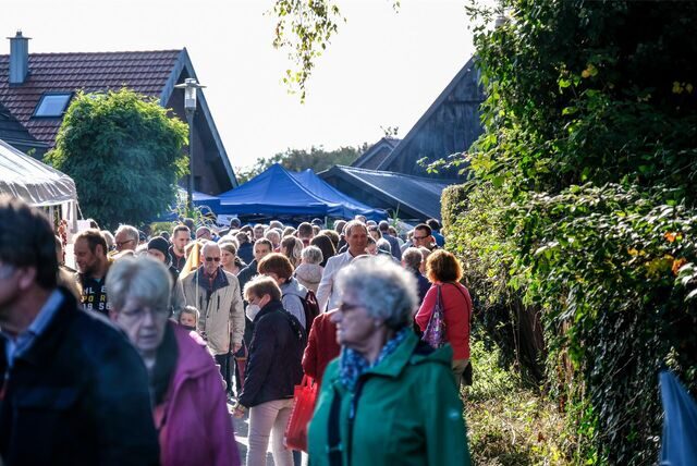 Viele Menschen und Stände im historischen Hochlarer Dorfkern.
