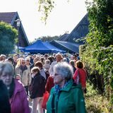 Viele Menschen und Stände im historischen Hochlarer Dorfkern.