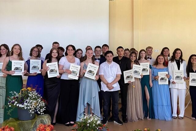 Mehrere Schülerinnen und Schüler der Abschlussklasse (Realschule Oer-Erkenschwick) zeigen ihren Abschluss.