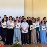Mehrere Schülerinnen und Schüler der Abschlussklasse (Realschule Oer-Erkenschwick) zeigen ihren Abschluss.