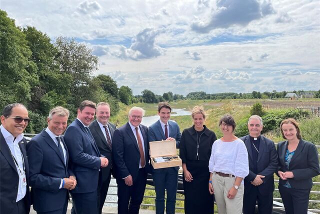 Bürgermeister Rajko Kravanja, Landrat Bodo Klimpel, Bundespräsident Frank-Walter Steinmeier, Ministerin Mona Neubaur, Emschergenossenschaftsvorstandvorsitzender Prof. Dr. Uli Paetzel &Co. machten an einer Emscherbrücke Halt für ein Foto. Als Gastgeschenk gab’s den Emscherwein.