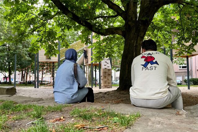 An diesem Dienstagmittag ist es friedlich auf dem Spielplatz an der Ecke Prior-/Zimmerstraße. Zwei Erwachsene sehen einer Gruppe Kinder beim Spielen zu.