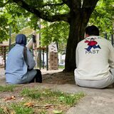 An diesem Dienstagmittag ist es friedlich auf dem Spielplatz an der Ecke Prior-/Zimmerstraße. Zwei Erwachsene sehen einer Gruppe Kinder beim Spielen zu.