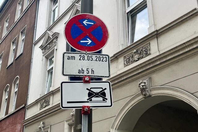 Es gibt sie noch – die Parkverbot-Schilder zur geplatzten Meisterfeier am 28. Mai 2023, Hier in der Wambeler Str. 33.