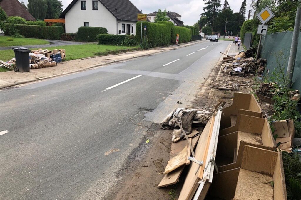 Abgelegter Sperrmüll einige Tage nach den Regenfluten im Juli 2023. 