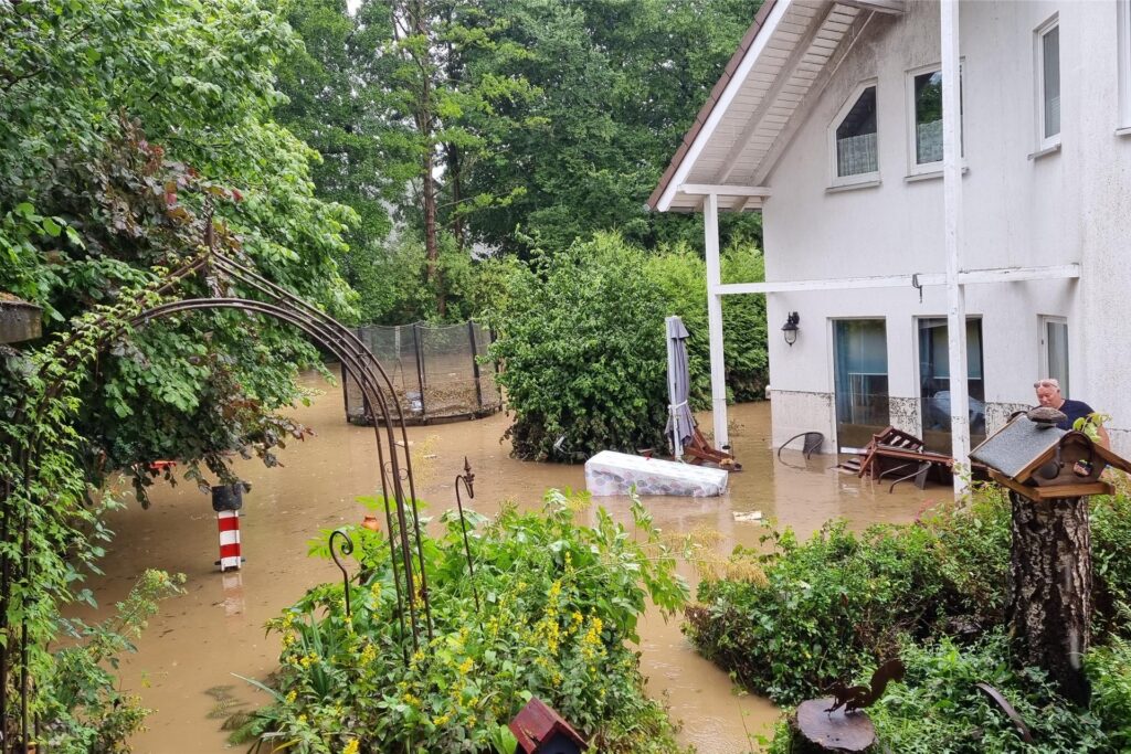 Beim Starkregenereignis im Juli 2021 standen etliche Häuser in der Region unter Wasser wie hier in Fröndenberg.