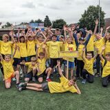 Die Ländermannschaft Rumänien jubelt bei der Sportplatz-Olympiade.