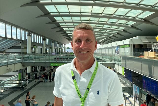 Guid Miletic, Leiter Airport-Services und Marketing & Sales, steht in der Abflughalle des Flughafens Dortmund.