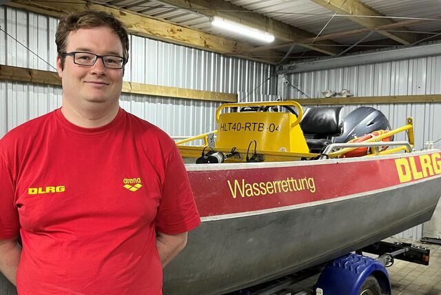 Benedikt Wintz freut sich über die erfolgreiche Polizei-Arbeit. Die gestohlenen Bootsmotorteile kommen zurück zur DLRG in Haltern.