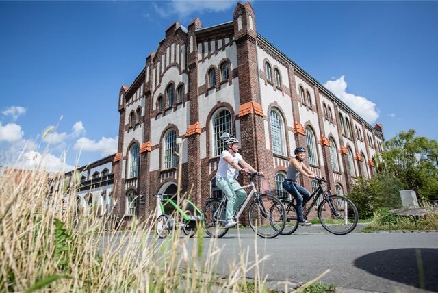 Zwei Radfahrer an der Waltroper Zeche